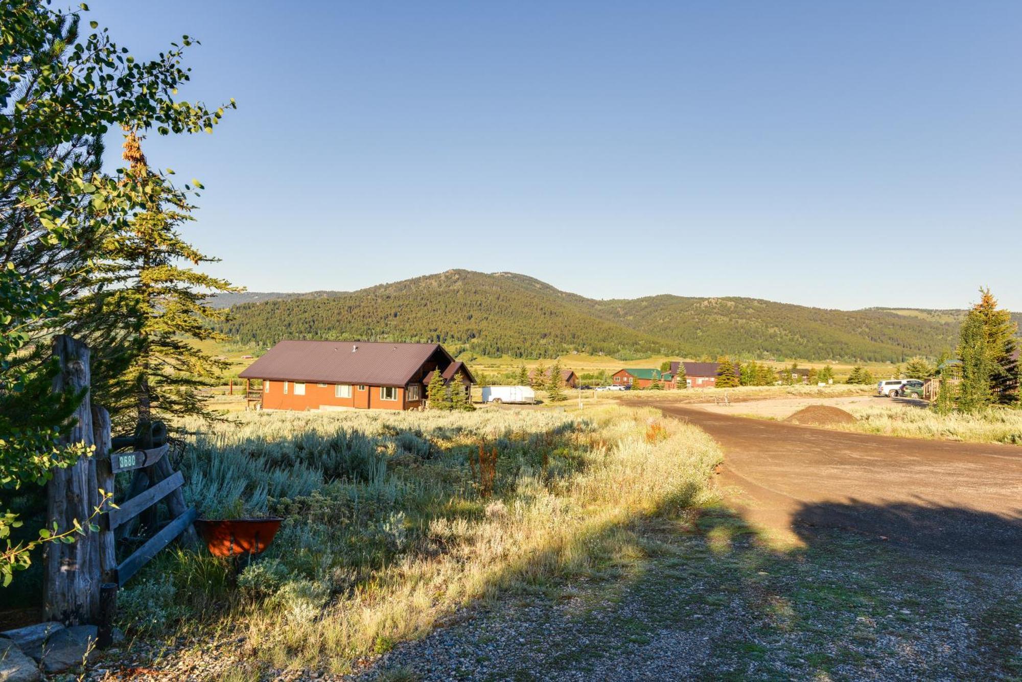 Cozy Island Park Cabin, 20 Mi To Yellowstone! Exterior photo
